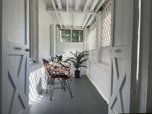 Chic Private Retreat in Prime Nyack Location. Walkable to dining & boutiques.