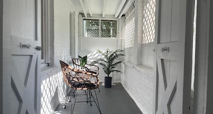 Chic Private Retreat in Prime Nyack Location. Walkable to dining & boutiques.