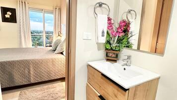 1 habitación, tabla de planchar con plancha, internet y ropa de cama