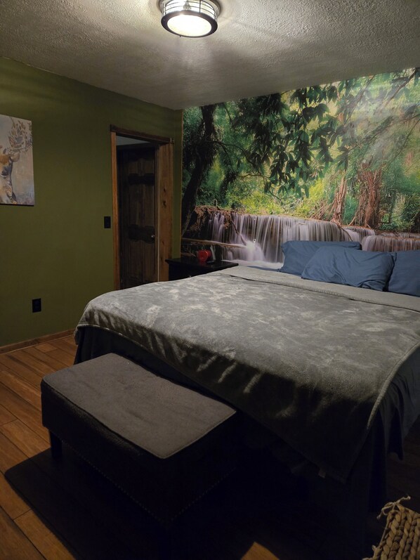 2 bedrooms, iron/ironing board, WiFi, bed sheets - Charming 2-bedroom farmhouse with AC, fitness room in awesome Leavenworth (Leavenworth)