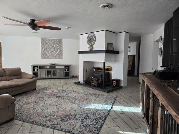 TV, fireplace - Charming 2-bedroom farmhouse with AC, fitness room in awesome Leavenworth (Leavenworth)