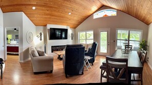 Smart TV, fireplace - Newly Renovated- Scenic Stays-Lake Front, Fire Pit, Private Dock. Sleeps 8 (Wedowee)