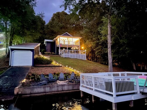 Newly Renovated- Scenic Stays-Lake Front, Fire Pit, Private Dock. Sleeps 8