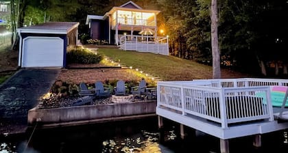 Newly Renovated- Scenic Stays-Lake Front, Fire Pit, Private Dock. Sleeps 8