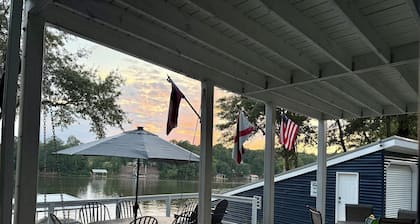 Newly Renovated- Scenic Stays-Lake Front, Fire Pit, Private Dock. Sleeps 8