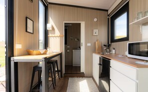 Frigorífico, microondas, placa de cocina y cafetera o tetera