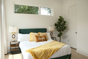 3 chambres, bureau, fer et planche à repasser, lit parapluie