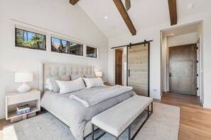 4 makuuhuonetta, silitysrauta/-lauta, ilmainen Wi-Fi, vuodevaatteet