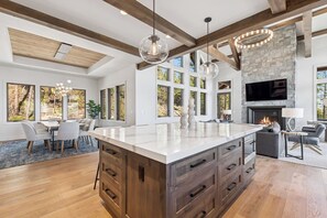 المنشأة من الداخل