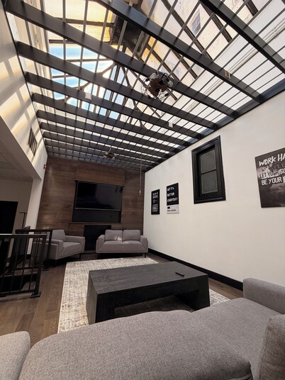 Luxury 3-bedroom apartment in marvelous Mount Vernon, Baltimore MD.