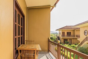Deluxe Twin Room, Garden View | Terrace/patio