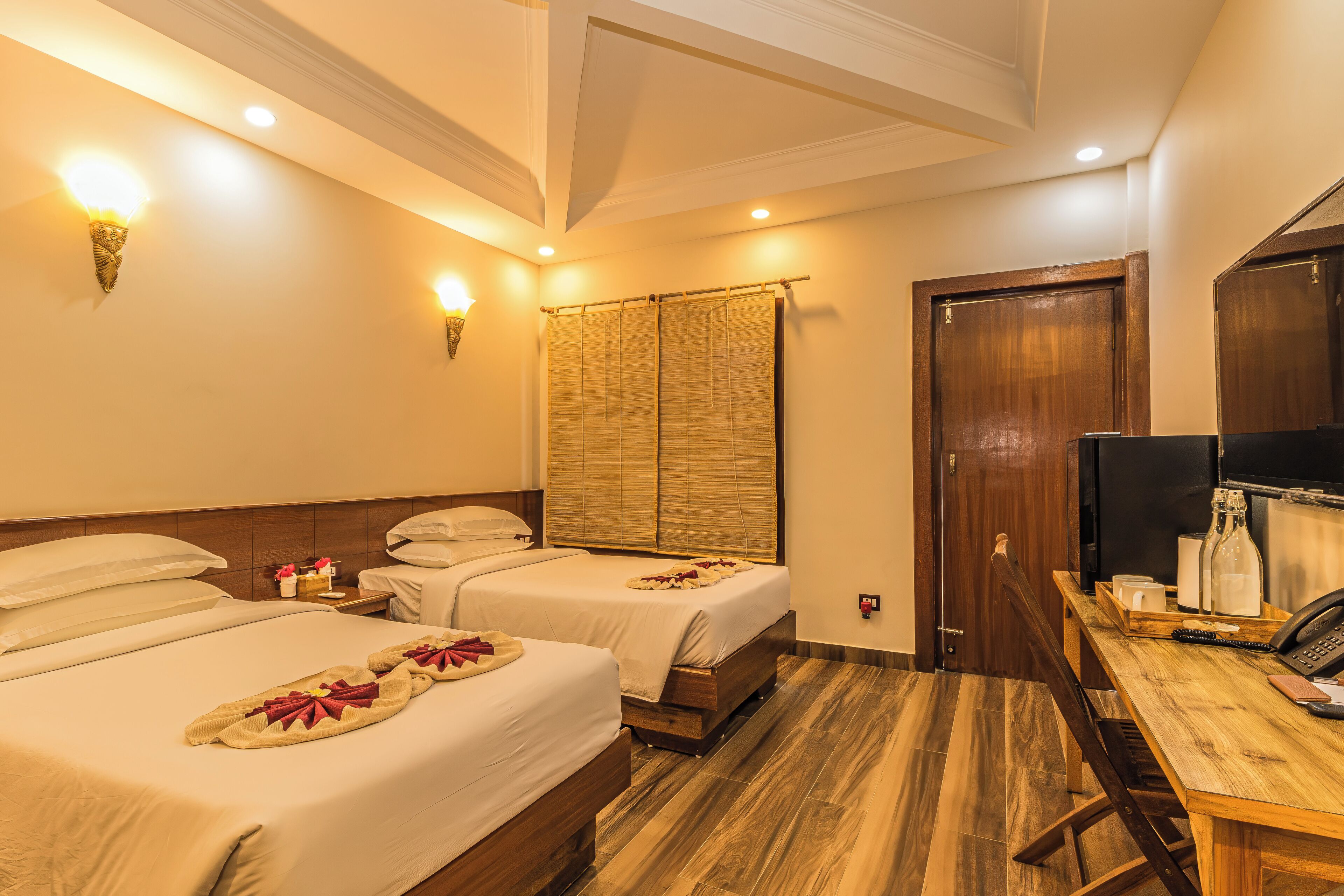 Chambre Familiale avec lits jumeaux, vue jardin | Coffres-forts dans les chambres, bureau