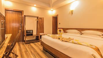 Chambre Double Deluxe, 1 trĂšs grand lit, vue jardin | Coffres-forts dans les chambres, bureau