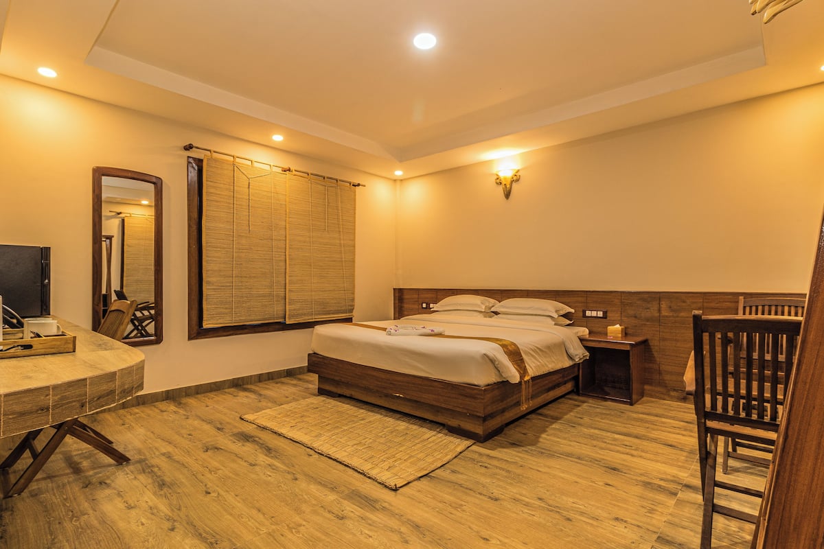Deluxe Studio Suite, Garden View | In-room safe, desk, laptop workspace, blackout drapes