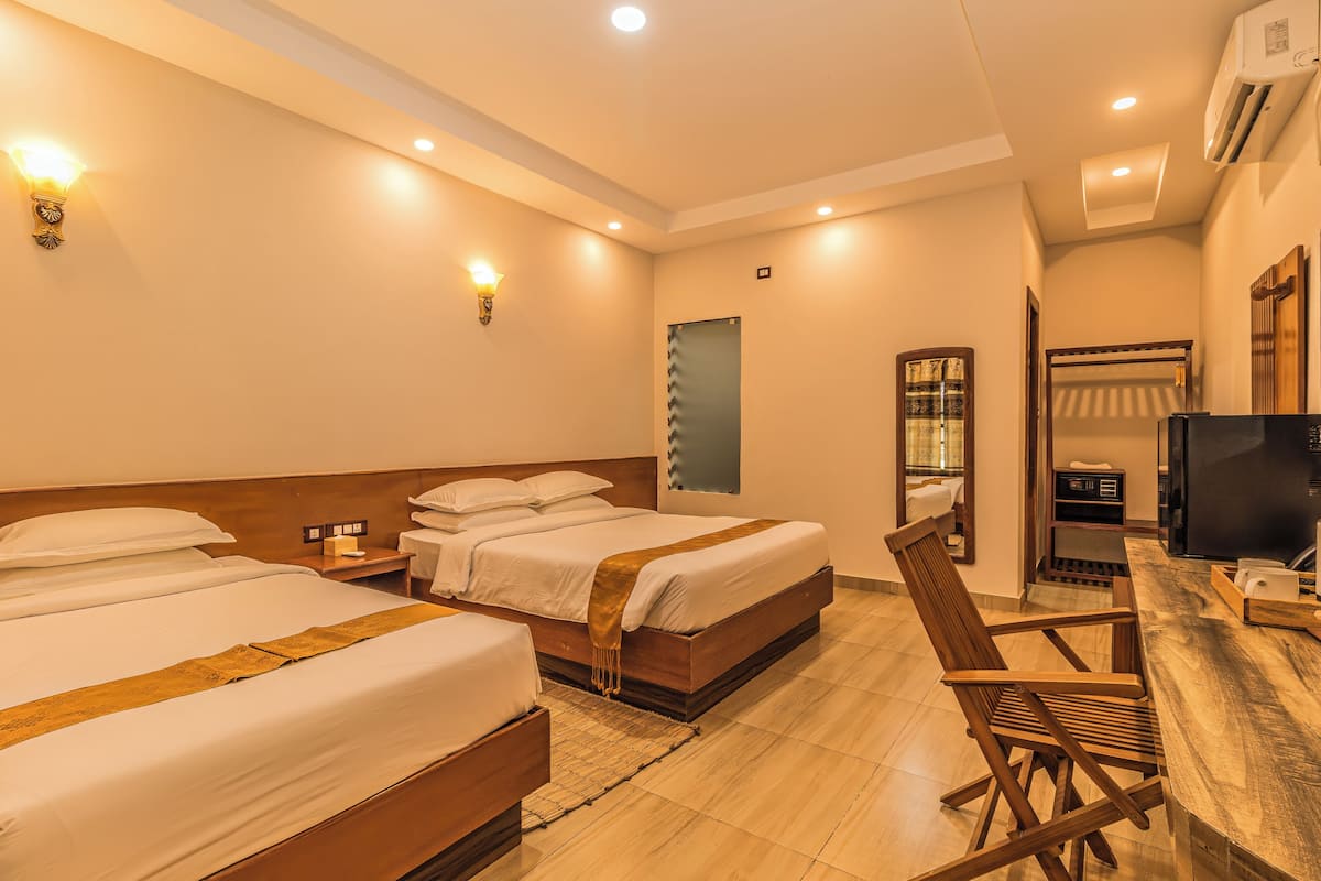 Deluxe Cottage, Garden View | In-room safe, desk, laptop workspace, blackout drapes