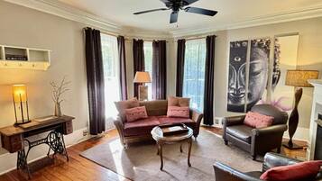 Een smart-tv en een open haard