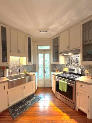 Kylskåp, mikrovågsugn, ugn och spishäll