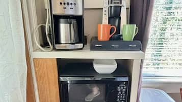 Mikroaaltouuni, kahvin-/teenkeitin, ruokailupöytä