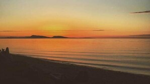 A coastal landscape with a calm sea and a clear sky. - Heart of Eastsound-For couples! (Eastsound)
