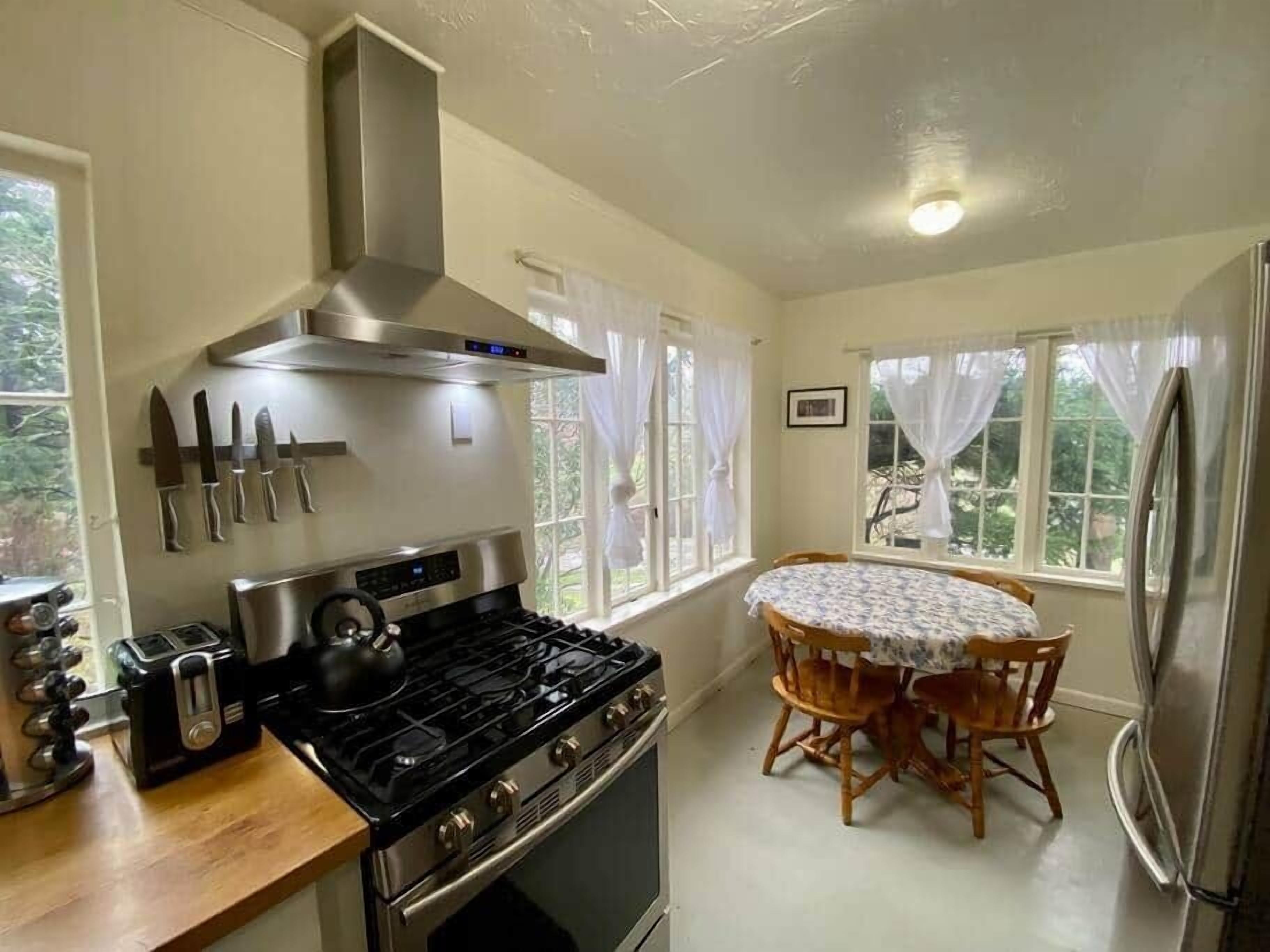 Mikrobølgeovn, ovn, kokeplater og brødrister