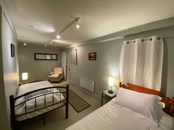 Tabla de planchar con plancha, wifi y ropa de cama