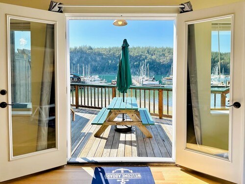 CAPTAINS QUARTERS - PRIVATE, STEPS FROM THE BEACH