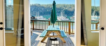 CAPTAINS QUARTERS - PRIVATE, STEPS FROM THE BEACH