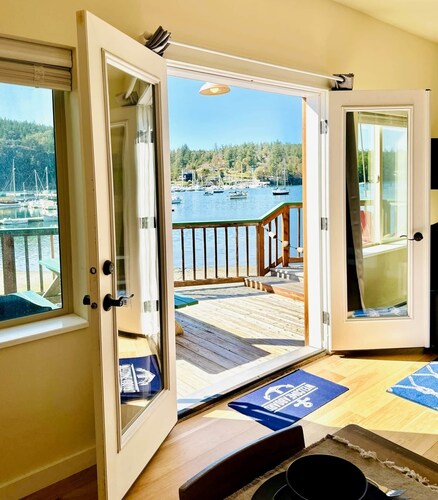 CAPTAINS QUARTERS - PRIVATE, STEPS FROM THE BEACH