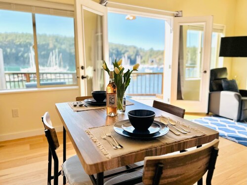 CAPTAINS QUARTERS - PRIVATE, STEPS FROM THE BEACH