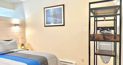 CAPTAINS QUARTERS - PRIVATE, STEPS FROM THE BEACH