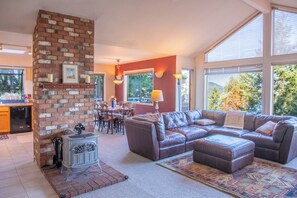 Smart TV, chimenea, reproductor de DVD, estéreo