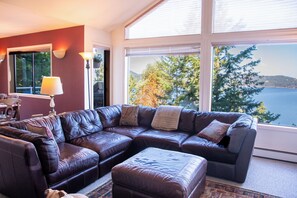 Smart TV, fireplace, DVD player, stereo - Sweeping Sound Views, Pet friendly, 3 Bedroom (San Juan County)