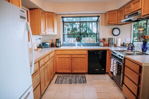 Fridge, microwave, oven, stovetop - Sweeping Sound Views, Pet friendly, 3 Bedroom (San Juan County)