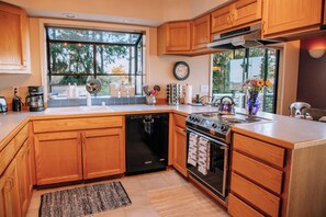 Fridge, microwave, oven, stovetop - Sweeping Sound Views, Pet friendly, 3 Bedroom (San Juan County)