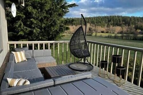 WATER VIEWS! WOOD BURNING STOVE! PRIVATE!