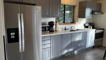 Jääkaappi, mikroaaltouuni, uuni, liesi