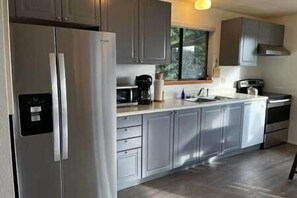 Frigorífico, microondas, horno y placa de cocina