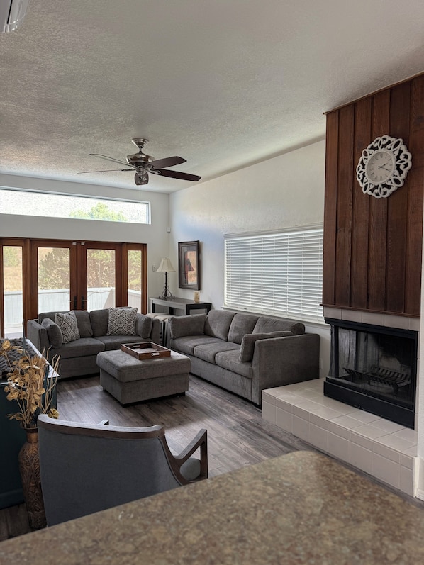 TV, fireplace