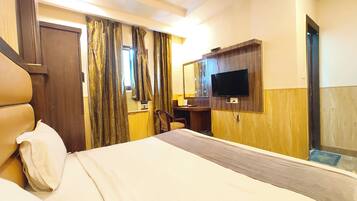 Superior Double Room, Air conditioning | Hypo-allergenic bedding, desk, soundproofing, free WiFi