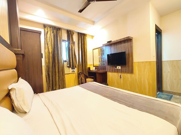 Superior Double Room, Air conditioning | Hypo-allergenic bedding, desk, soundproofing, free WiFi