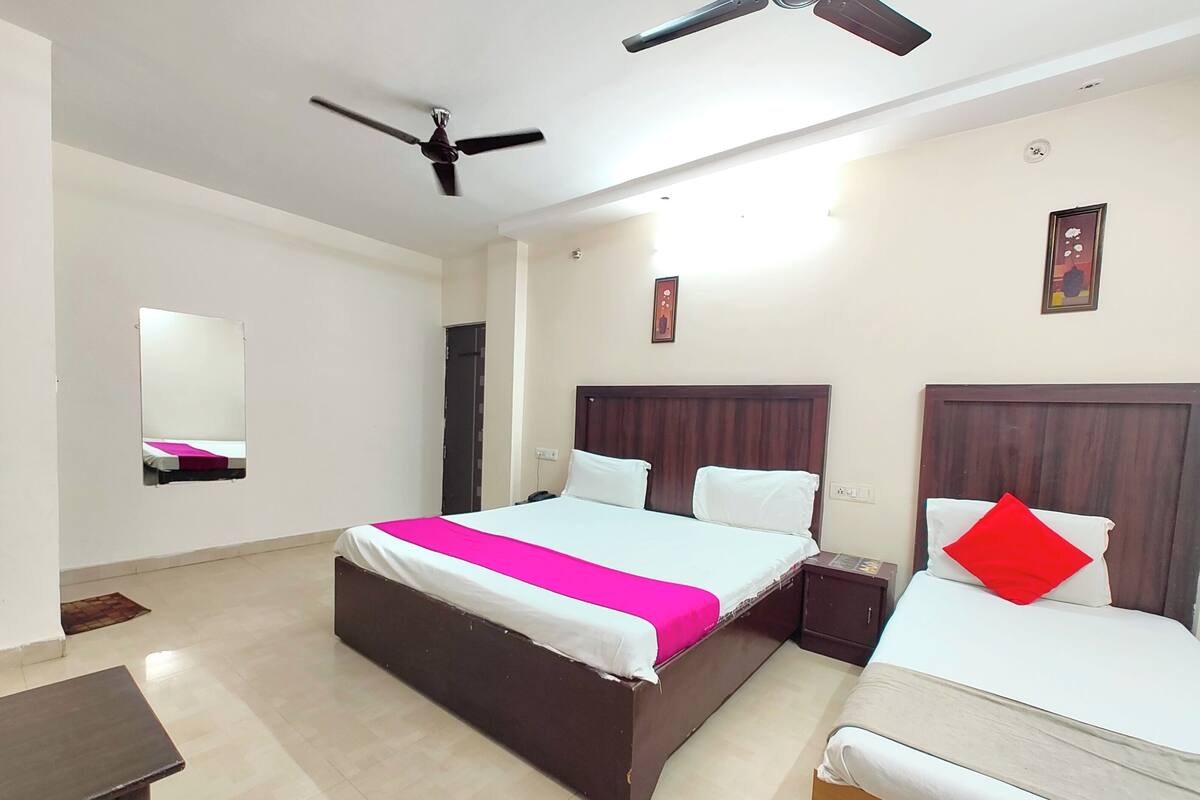 Deluxe Triple Room, Air conditioning | Hypo-allergenic bedding, desk, soundproofing, free WiFi