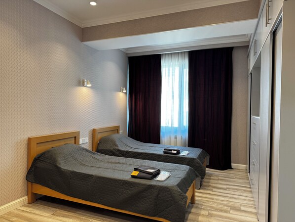 2 bedrooms, iron/ironing board, internet, bed sheets