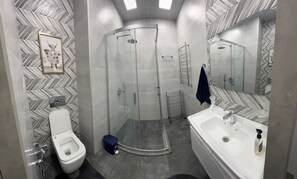 Een douche, een haardroger, handdoeken, zeep