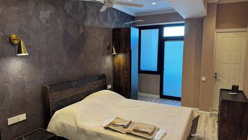 2 bedrooms, iron/ironing board, internet, bed sheets