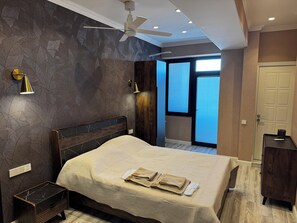 2 bedrooms, iron/ironing board, Internet, bed sheets