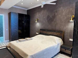 2 slaapkamers, een strijkplank/strijkijzer, internet, beddengoed