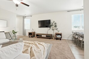 3 chambres, bureau, fer et planche à repasser, lit parapluie