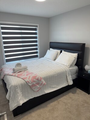 3 chambres, fer et planche à repasser, literie fournie