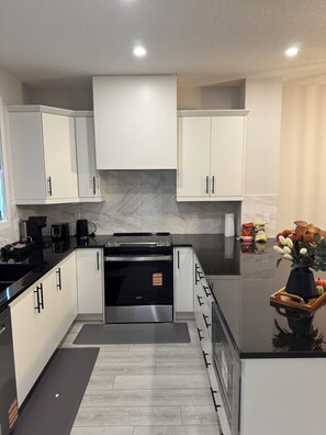 Mikroaaltouuni, uuni, liesi, astianpesukone