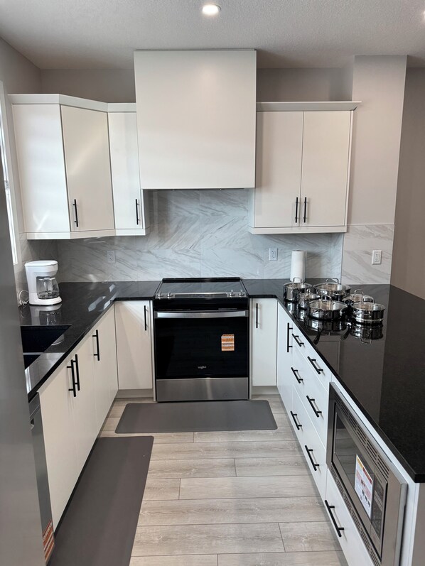 Four à micro-ondes, un four, surface de cuisson, lave-vaisselle